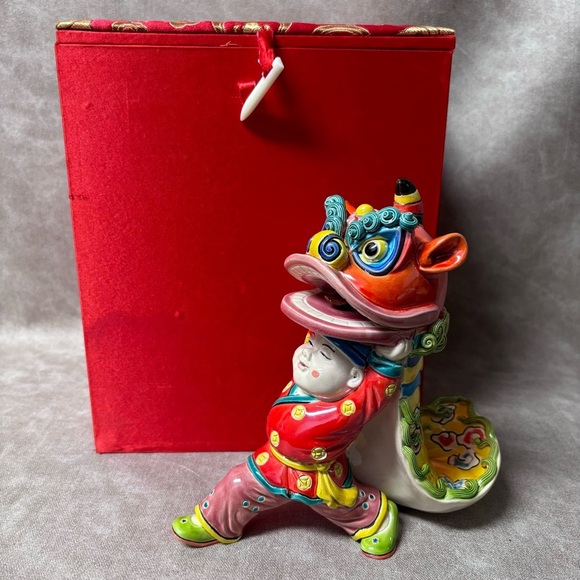 Vintage Porcelain Chinese Lion Dance Statue - Signed -In original Box - Picture 11 of 12